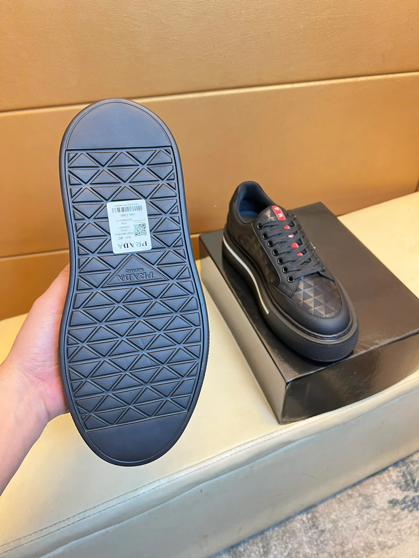 pp560💰👑👑《PRADA》【Classic Original Version】Prada: Top 🔝 Purchasing Agent 🔍🔍Sold at the latest men’s counter simultaneously, imported high-quality original version from Italy 🇮🇹: 🔝Brand silk calfskin·Shoe height, brand logo·Brand high mercerized canvas cloth·Tongue screen printing Brand logo: Prominent (high-end, extravagance, class), exquisite workmanship (imported Italian 🇮🇹 water-based mesh lining, 🐂cowhide feet), soles: original soles specially provided by the original factory, double-layer movable molding: transparent air cushion bottom, environmentally friendly, wear-resistant, ultra-light, comfortable, 🌲🌲🌲, real-life photos 🎬The real ones are more beautiful Wide code number 38-44 (45 46 customized)